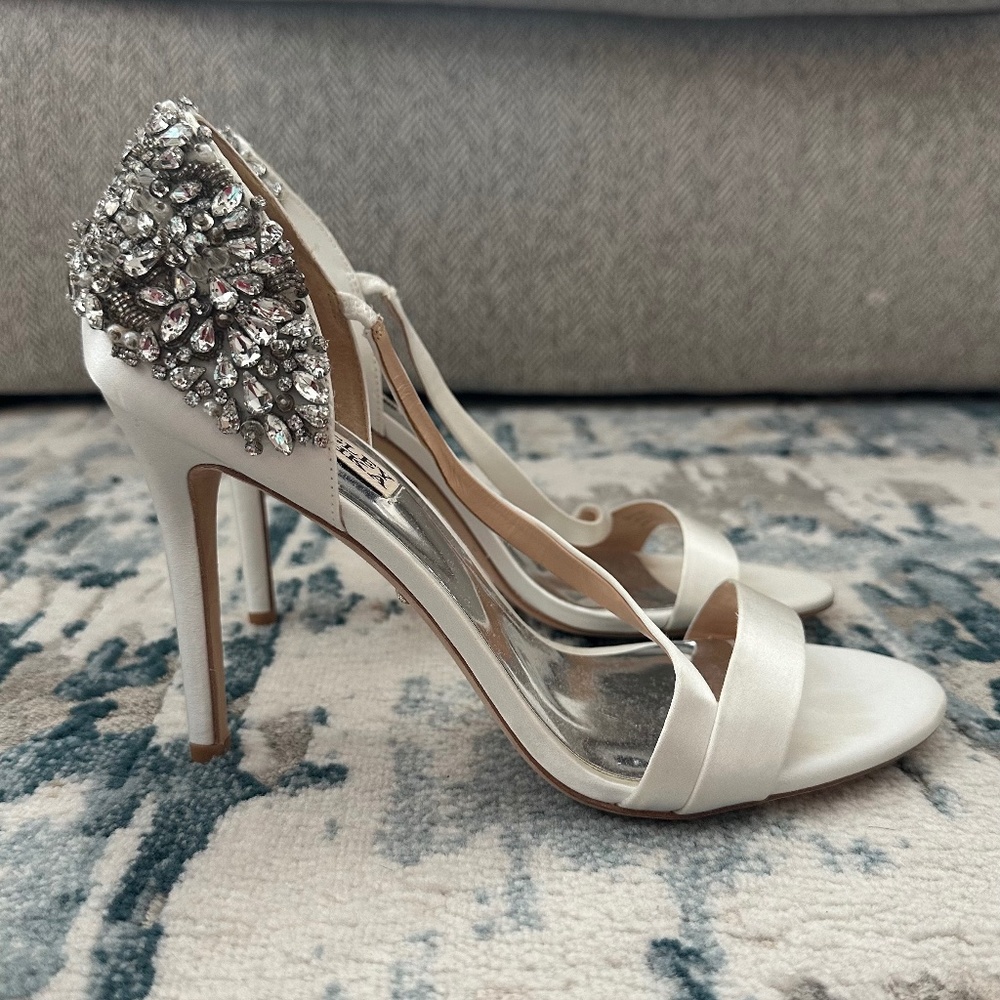 Badgley Mischka Shoes/Heels size 8.5 women Ivory  with Crystals